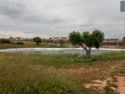 Continuiamo il nostro tour, fino ad arrivare a un laghetto artificiale situato nella parte meridionale del borgo. �Un tempo era un posto gradevole, ma oggi � in stato di abbandono�, ci confida la nostra guida